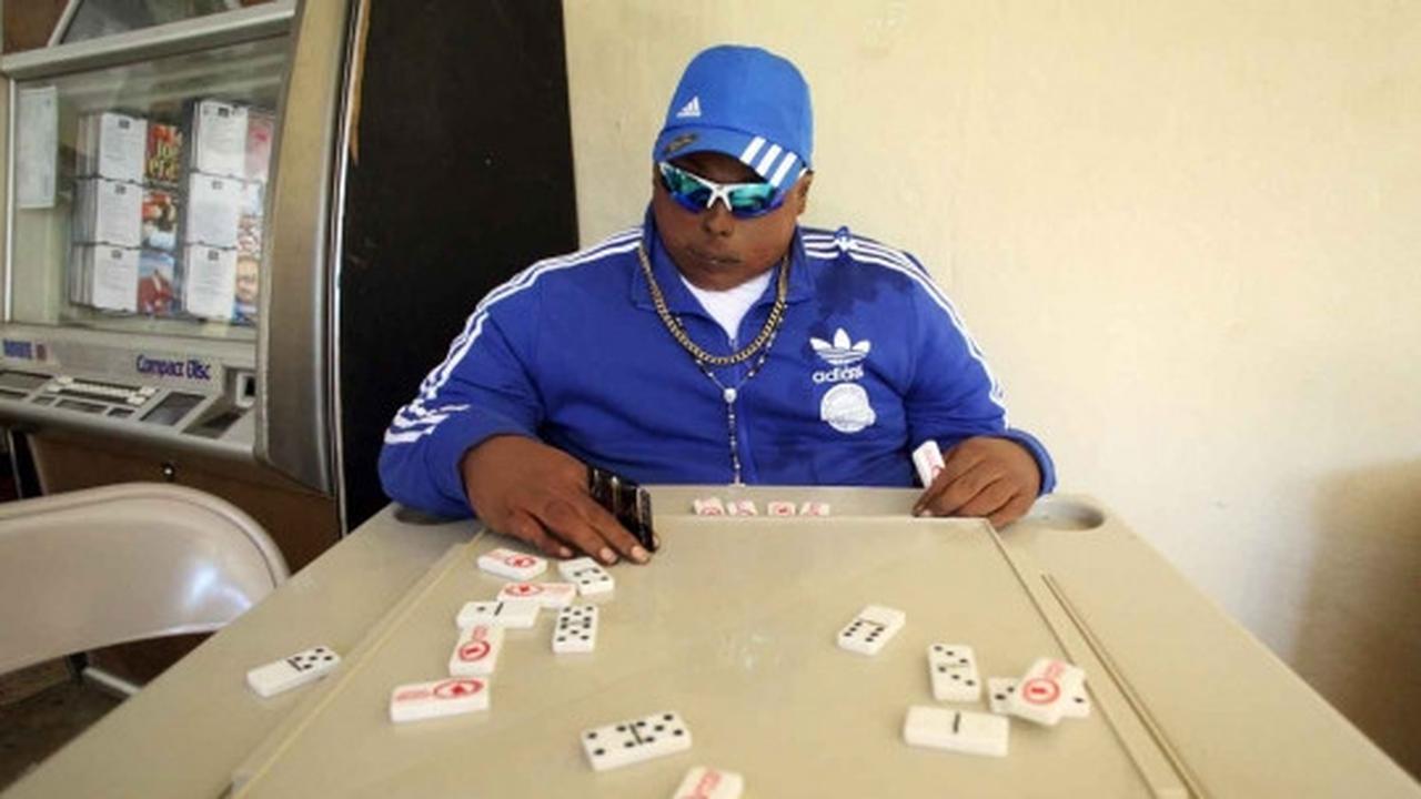Pria asyik bermain domino ini ternyata sudah meninggal