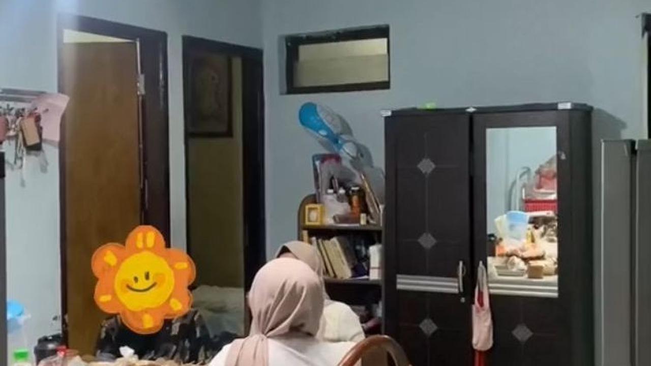 Begitu juga bagian ruang makan yang sebelumnya dipakai untuk duduk-duduk sambil mengobrol.