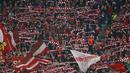 Fans Bayern Munchen terus memberi dukungan untuk timnya pada lanjutan Liga Champion di Allianz Arena, Munich, Jerman, Kamis (5/11/15) dini hari. Bayern menang 5-1. (Reuters / Michael Dalder)