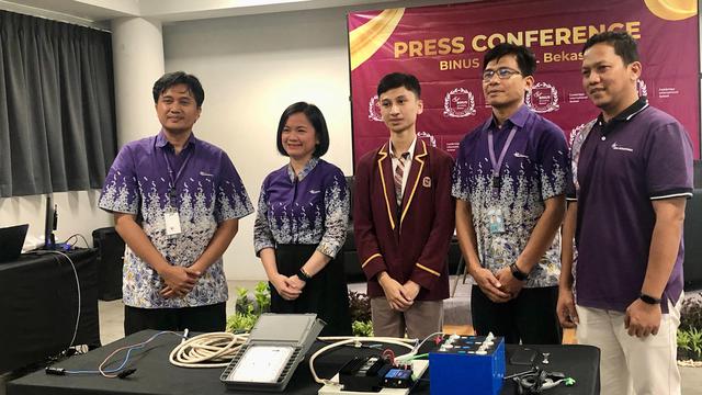 Sesi dokumentasi pada Press Conference BINUS SCHOOL Bekasi menghadirkan Proyek Solar Panel