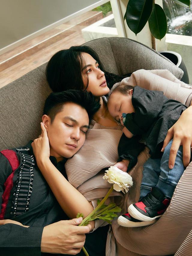 6 Gaya Pemotretan Keluarga  Kecil Baim  Wong  dan Paula 