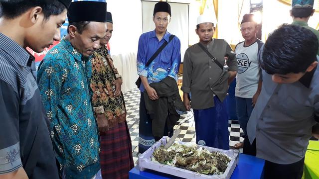 Pelatihan budidaya Maggot di Ponpes Rumbat Balong Ell Firdaus, Cilacap, Jawa Tengah. (Foto: Liputan6.com/Muhamad Ridlo)