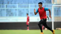 Gelandang muda Arema FC Hanif Abdurrauf Sjahbandi tengah berlatih sebagai persiapan menghadapi mantan klubnya, Persiba Balikpapan, pada pekan ketiga Liga 1 di Stadion Gajayana, Malang, 1 Mei 2017. (Liputan6.com/Rana Adwa)