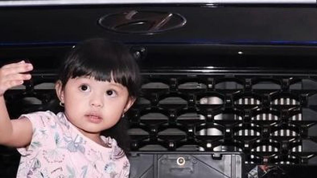 6 Artis yang Beri Kado Ulang Tahun Mewah ke Anaknya, Terbaru Atta Halilintar Beri Mobil ke Ameena