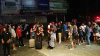 Penghuni Hotel Aston Inn berhamburan keluar setelah gempa 7 SR kembali melanda Lombok, NTB. (Ilham Safutra/JawaPos.com)