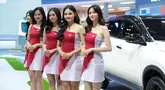 Sales Promotion Girl (SPG) berdiri dekat mobil baru yang dipamerkan dalam pameran otomotif Gaikindo Indonesia International Auto Show (GIIAS) 2026 di Indonesia Convention Exhibition (ICE), Tangerang, Banten, 30 Juli 2026. (KLY/ Budy Santoso)