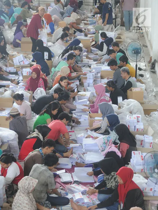 Relawan saat melipat kertas suara DPD RI di Gudang KPU, Cibinong, Bogor, Jawa Barat, Kamis (21/2). Sebanyak 650 relawan dilibatkan dalam kegiatan penyortiran dan pelipatan  kertas suara untuk Pemilu 17 April 2019. (Merdeka.com/Arie Basuki)