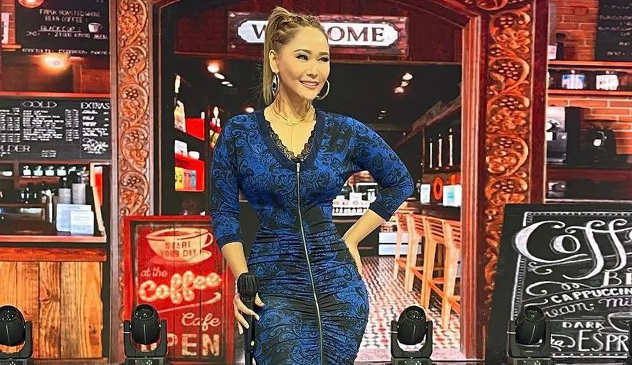 Kali ini, pelantun lagu Masa Lalu itu mengenakan bodycon dress dengan detail tulle di bagian bawah dress. Inul melengkapi penampilannya dengan high heels warna emas. (Instagram/Inul.d)