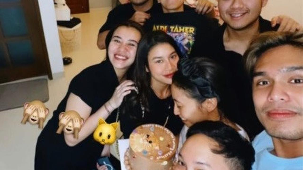 Kebersamaan keduanya pun masih berlanjut. Terbaru Thariq terlihat menemani Aaliyah memberikan kejutan ulang tahun untuk temannya. Keduanya pun terlihat mengenakan kaos senada warna hitam.