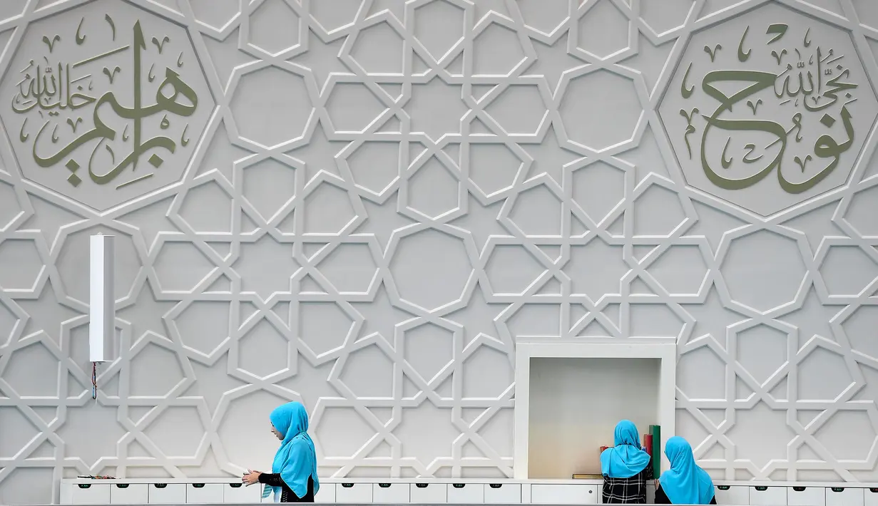 Para pengunjung mengitari Masjid Cologne di Cologne, Jerman, Selasa (3/10). Pada Hari Masjid Terbuka pengunjung akan mendapatkan kajian antarbudaya dan bagi non muslim dapat melihat umat muslim melakukan salat berjamaah. (AP Photo/Martin Meissner)