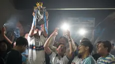 Fans Manchester City berpesta merayakan gelar juara Liga Inggris saat acara Roaring Night di Treehaus Bar Kemang, Jakarta, Minggu (19/5/2024). (Bola.com/Syahkist Afi Daib)