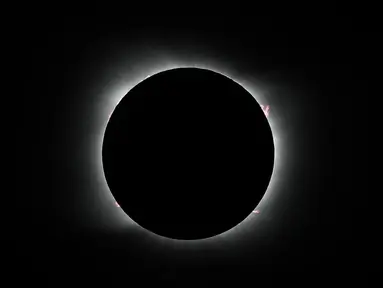 Bulan menutupi matahari selama gerhana matahari total di Piedra del Aguila, Argentina, Senin (14/12/2020). Gerhana matahari total terlihat dari wilayah Patagonia utara Argentina dan dari Araucania di Chile. (AP Photo/Natacha Pisarenko)
