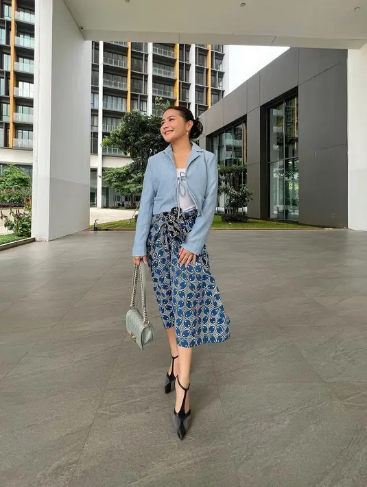 Perpaduan cropped blazer, inner putih, dan rok kain batik warna biru senada beri kesan anggun. [@prillylatuconsina96]