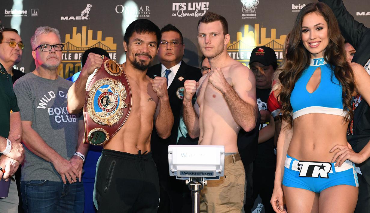 Petinju Manny Pacquiao dan penantangnya, Jeff Horn, berpose usai melakukan penimbangan berat badan di Brisbane, Australia, (1/7/ 2017). Keduanya akan bertarung memperebutkan sabuk juara kelas welter versi WBO. (EPA/Dave Hunt)