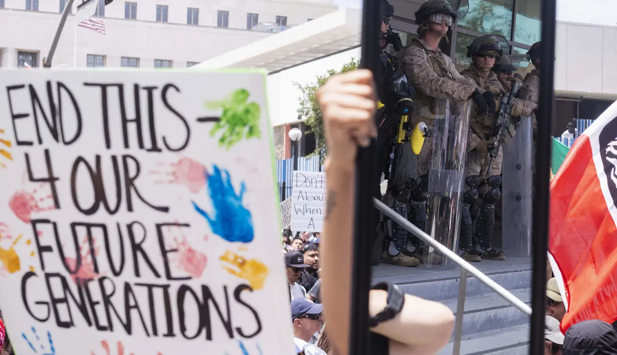 Demonstran "No Kings" turun ke jalan di New York, Los Angeles, Chicago, Philadelphia, Houston, Atlanta, dan ratusan kota lain di seluruh Amerika Serikat untuk mengutuk apa yang mereka sebut sebagai tindakan diktator Trump yang keterlaluan. (RINGO CHIU/AFP)