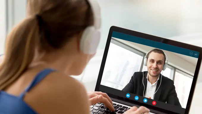 Jangan Langsung Overthinking, Ini Rahasia Awetnya Hubungan LDR dengan Pasangan