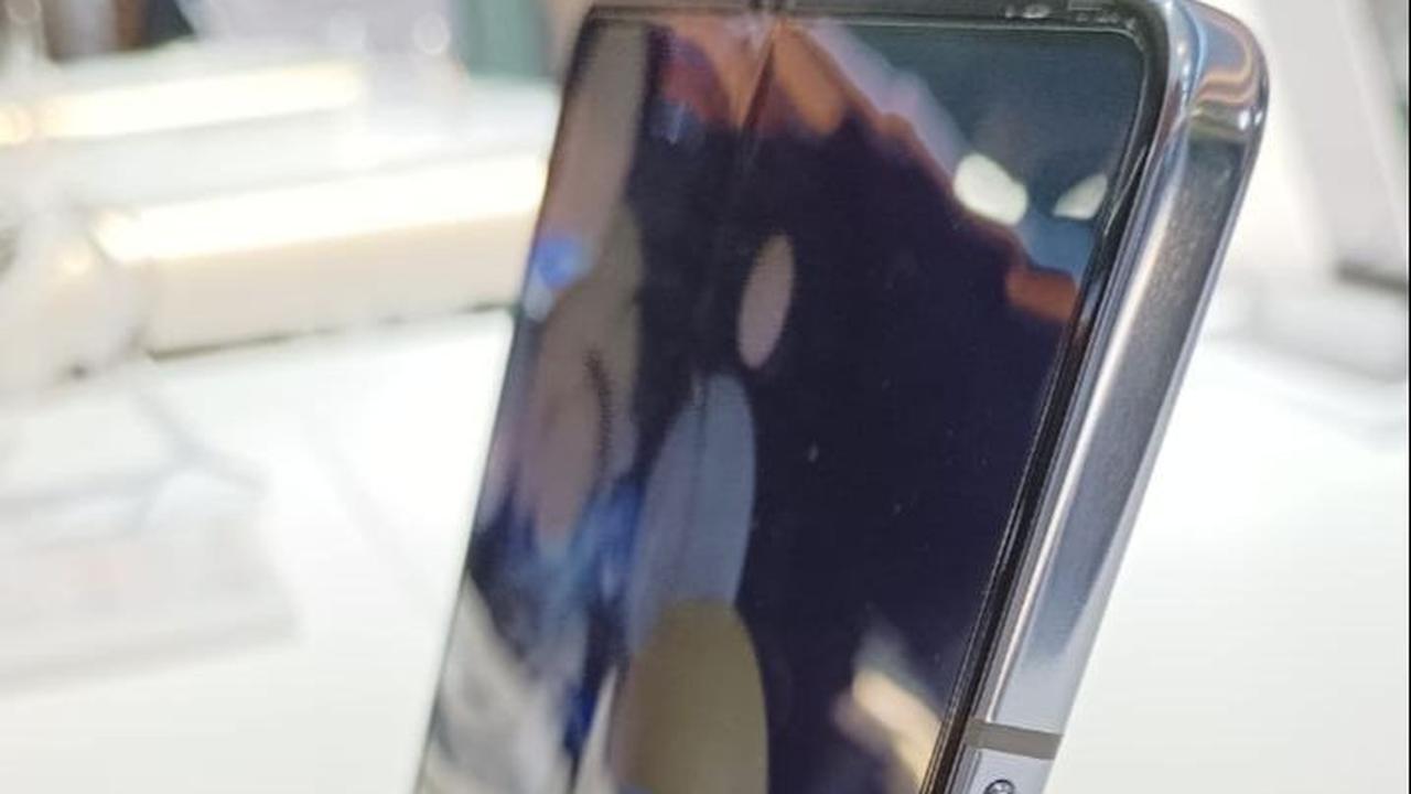 Tak hanya itu, Galaxy Z Fold5 juga menghadirkan inovasi Zero-gap Hinge yang membuat ponsel menjadi lebih tipis, ringan dan kokoh.