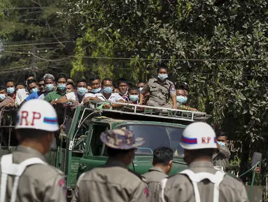 Para narapidana yang akan segera dibebaskan berada di atas truk saat pemberian amnesti yang menandai peringatan 74 tahun Hari Persatuan Myanmar di penjara Insein di Yangon, Myanmar (12/2/2021). Militer Myanmar memerintahkan untuk pembebasan lebih dari 23.000 tahanan. (AP Photo)