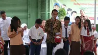 Presiden Jokowi berdialog dengan pelajar saat pembagian Kartu Indonesia Sehat (KIS), Kartu Indonesia Pintar dan Kartu Keluarga Sejahtera (KKS) kepada masyarakat di Penjaringan, Jakarta, Rabu (13/5). (Liputan6.com/Faizal Fanani)