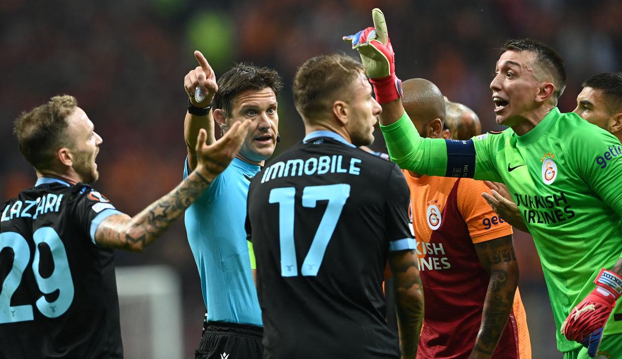 Permainan berjalan dengan tensi tinggi di awal babak pertama. Kiper Galatasaray, Fernando Muselera harus mendapatkan kartu kuning setelah dirinya melakukan pelanggaran terhadap Ciro Immobile di luar kotak penalti. (AFP/Ozan Kose)