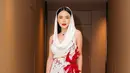 Hadiri gala premiere film Indigo,  Amanda Manopo mengenakan hooded dress putih  dengan detail 3D crystal, stone, dan feather serba merah rancangan Yenty Tan. [@bellyiverzon]
