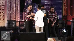 Cagub nomor 2, Basuki T Purnama (kiri) bersalaman dengan Cawagub nomor 3, Sandiaga Uno (kemeja putih) usai debat perdana Cagub DKI-Jakarta, Jumat (13/1). (Liputan6.com/Faizal Fanani)