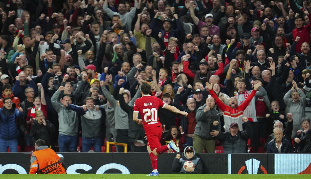 Pemain Liverpool, Diogo Jota merayakan gol di depan pendukung timnya pada laga Grup E Liga Europa 2023/2024 melawan Union Saint-Gilloise yang berlangsung di Anfield, Inggris, Jumat (6/10/2023) dini hari WIB. (AP Photo/Jon Super)