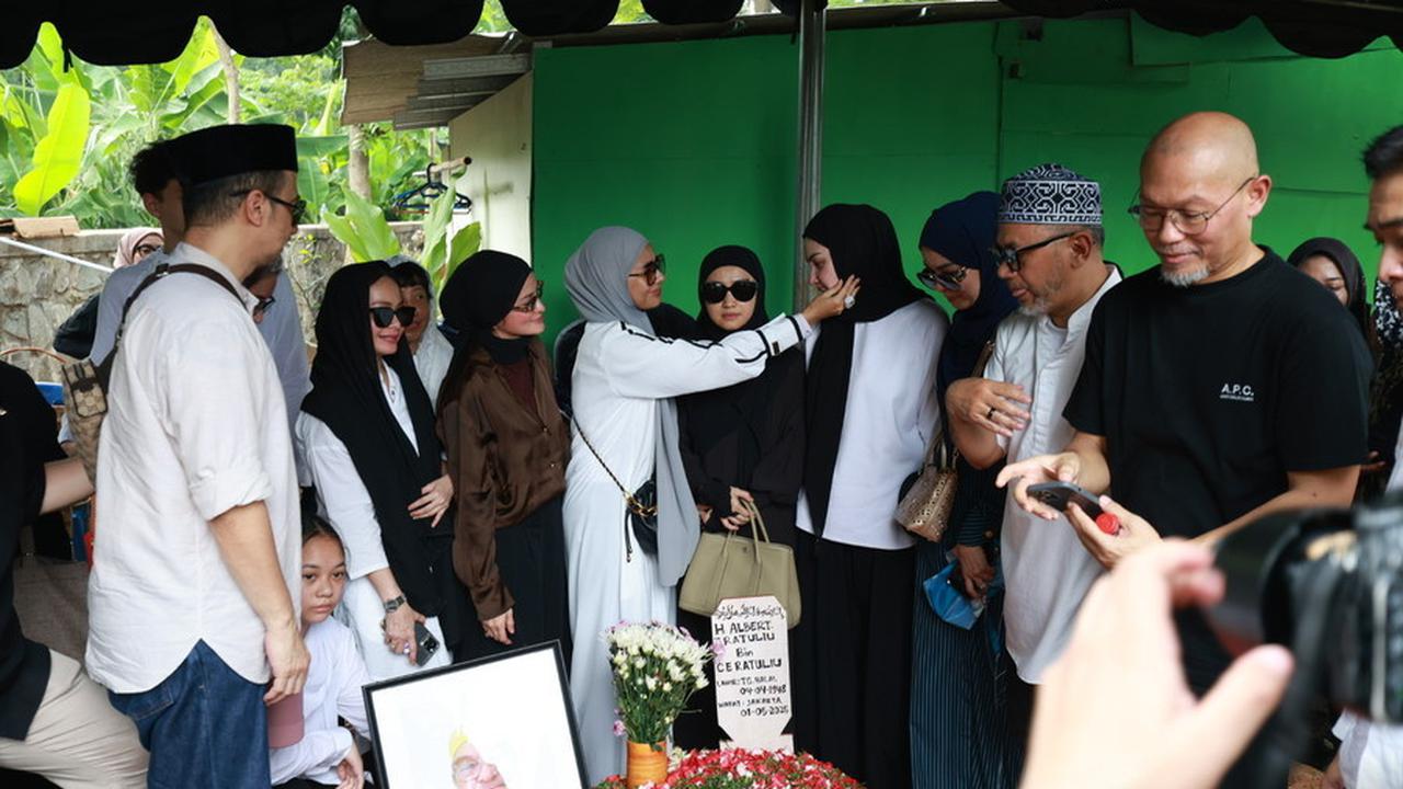 7 Potret Pemakaman Ayahanda Mona Ratuliu, Tangis Haru Iringi Kepergian Almarhum ke Peristirahatan Terakhir