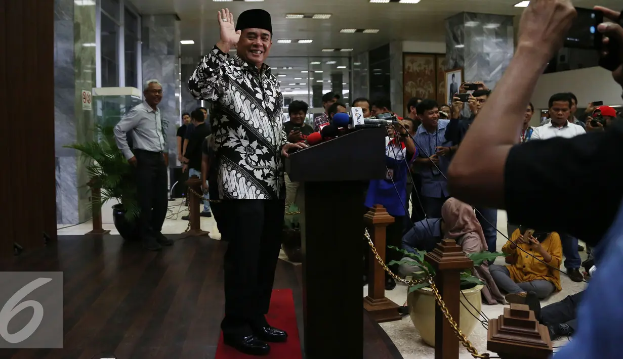 Ade Komarudin saat memberi keterangan pers terkait isu pergantian ketua DPR di Gedung Nusantara III, Kompleks Parlemen, Senayan, Jakarta, Selasa (29/11). Ia juga menyerahkan sepenuhnya ketentuannya kepada Partai Pengusungnya. (Liputan6.com/Johan Tallo)