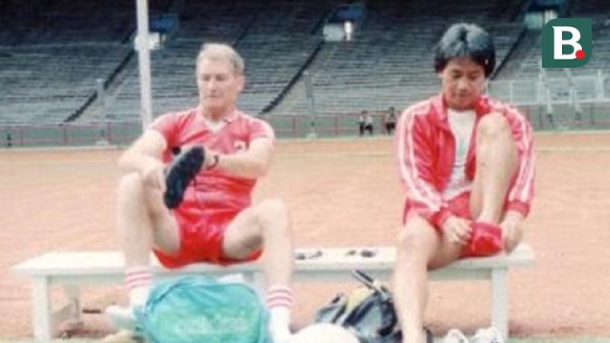 Anatoli Polosin dan asistennya Danurwindo saat menukangi Timnas Indonesia dalam persiapan SEA games 1991. (Bola.com/Dok. Pribadi)