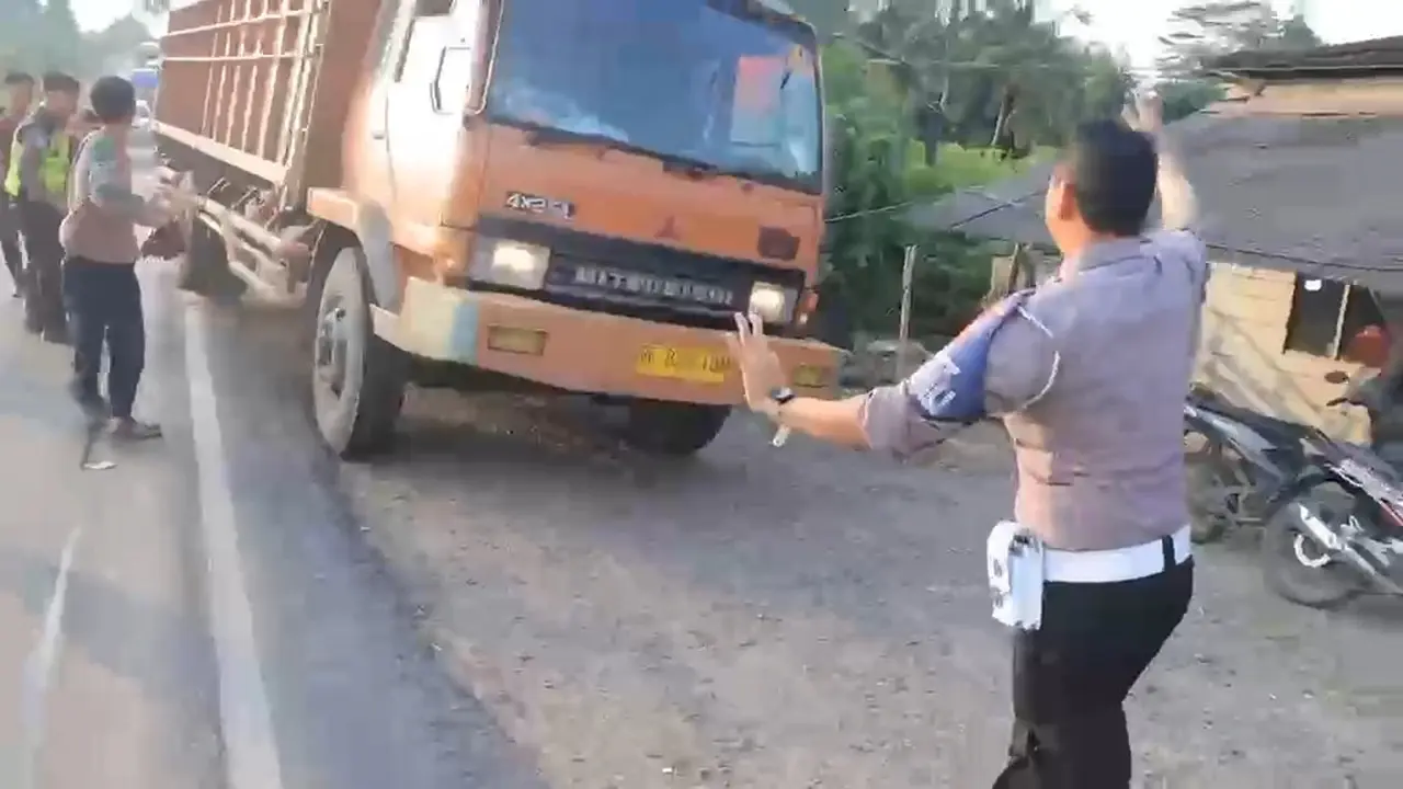 Tangkapan layar sejumlah Polantas di Tulang Bawang, Lampung bantu ganjal truk rem blong