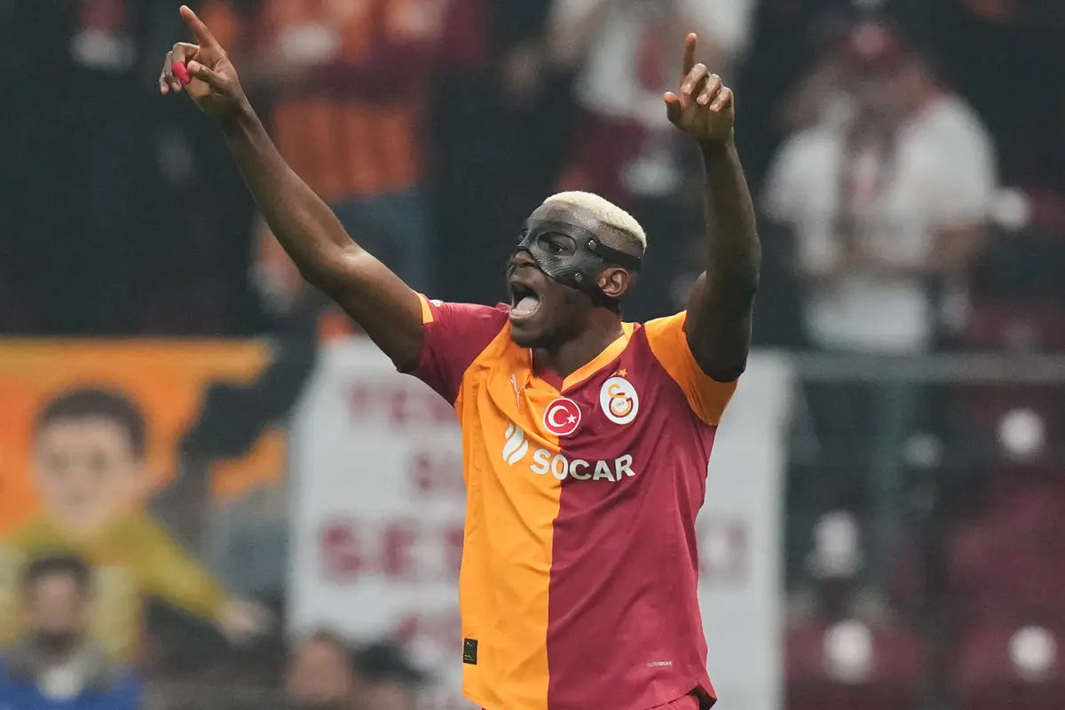 Selebrasi striker Galatasaray Victor Osimhen usai menjebol gawang Liverpool di Ali Sami Yen Stadium di matchday 2 league phase Liga Champions 2025/2026, Rabu (01/10/2025) dini hari WIB. (AP Photo/Francisco Seco)
