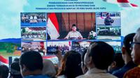 Presiden RI, Prabowo Subianto meresmikan pengoperasian dan pembangunan 55 proyek energi baru terbarukan EBT serentak di 15 provinsi di Indonesia melalui video conference pada Kamis, (26/6). (Foto: BPMI Setpres)