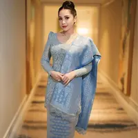 Nagita Slavina tampil anggun dalam kebaya brokat rancangan Didiet Maulana. Kebaya sentuhan klasik yang terlihat pada bahu puffy tersebut dipadukan dengan kain songket dan bawahan yang senada, menambah kesan elegan pada penampilannya. [@didietmaulana].