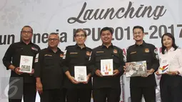 Komisioner KPU Pusat menunjukan 5 buku saat peluncuran buku penyelenggaraan pemilu ketika dalam masa jabatan di Jakarta , Senin (10/4). Komisioner KPU Pusat juga meresmikan ruang kontrol KPU. (Liputan6.com/Angga Yuniar)
