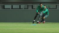 Hansamu Yama dan Egy Maulana Vikri tertawa bersama saat berlatih dalam sesi uji coba lapangan di Stadion Pakansari, Bogor, (26/4/2018). Indonesia melawan Bahrain pada laga perdana PSSI Anniversarry Cup 2018 . (Bola.com/Nick Hanoatubun)