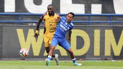 Pemain Persib Bandung, Beckham Putra (kanan) berebut bola dengan pemain Persija Jakarta, Allano De Souza Lima dalam laga lanjutan BRI Super League 2025/2026 di Stadion Gelora Bandung Lautan Api, Bandung, Minggu (11/01/2026). (Bola.com/Abdul Aziz)