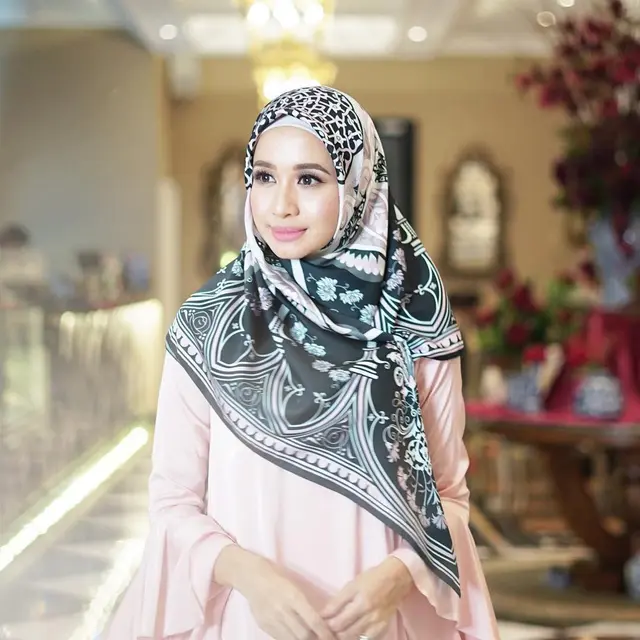 6 Potret Laudya Cynthia Bella dengan Makeup Tebal, Bikin Pangling