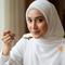 Trik Ampuh Hilangkan Noda Minyak Rendang di Hijab Putih. (Foto: AI)
