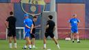 Pelatih Barcelona Ronald Koeman (kanan) dan para pemain menghadiri sesi latihan di tempat latihan Joan Gamper di Sant Joan Despi, Senin (13/9/2021). Barcelona akan berhadapan dengan Bayern Munchen di Camp Nou pada matchday pertama grup E Liga Champions 2021/2022, 15 September 2021. (Josep LAGO/AFP)
