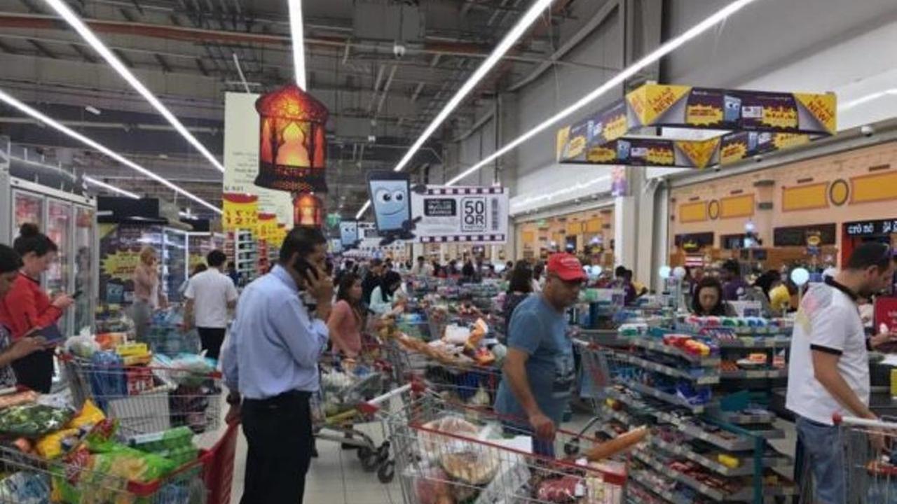 Warga Qatar Memborong Makanan Sebelum Perbatasan Saudi Ditutup