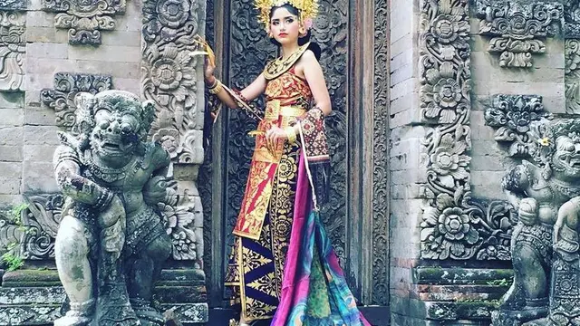 Sarah Menzel kekasih Azriel Hermansyah saat Kenakan Baju Adat Bali. [@luhde_menzel]