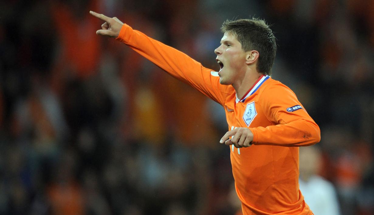 Selebrasi striker Timnas Belanda, Klaas-Jan Huntelaar setelah mencetak gol ke gawang Rumania pada laga Grup C Euro 2008 di Stade de Suisse Wankdorf, Swiss (17/6/2008). Klaas-Jan Huntelaar mencetak dua gol dan dua assist dalam laga debutnya bersama Timnas Belanda saat menang 4-0 atas Republik Irlandia pada laga persahabatan (16/8/2006). Pemain yang baru pensiun pada Juli 2021 ini total mengoleksi 76 caps dengan raihan 42 gol dan 12 assist. (AFP/Pierre-Philippe Marcou)