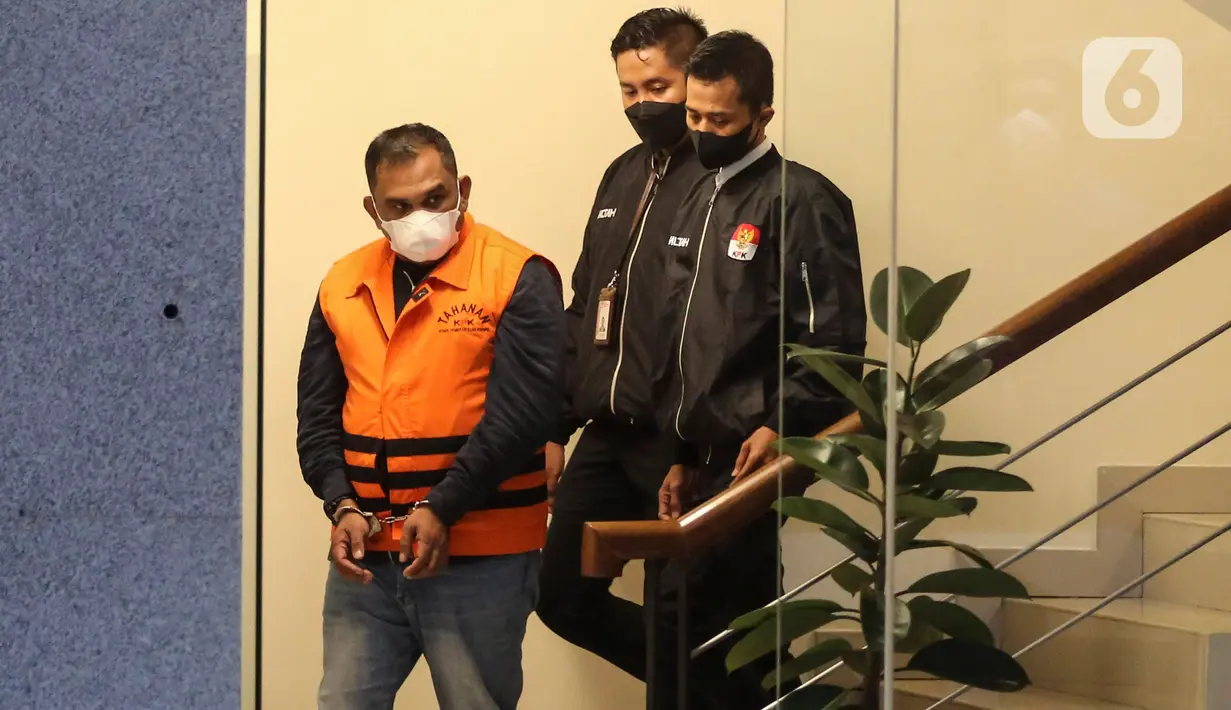 Tersangka mantan Panglima Gerakan Aceh Merdeka (GAM) Izil Azhar atau Ayah Merin, ditahan usai menjalani pemeriksaan di Gedung Merah Putih KPK, Jakarta, Rabu (25/1/2023), pasca ditangkap di Banda Aceh pada Selasa 24 Januari 2023. Izil Azhar yang merupakan orang kepercayaan mantan Gubernur Aceh Irwandi Yusuf, dan sempat masuk dalam Daftar Pencarian Orang (DPO) dan menjadi buronan KPK sejak November 2018, karena diduga menjadi perantara penerima gratifikasi uang "jaminan pengamanan",  dari Board of Management (BOM) PT NS Joint Operation (Nindya Sejati) untuk Gubernur NAD Irwandi Yusuf, terkait proyek pembangunan Dermaga Bongkar pada Kawasan Perdagangan Bebas dan Pelabuhan Bebas Sabang tahun anggaran 2006-2011. (Liputan6.com/Johan Tallo)