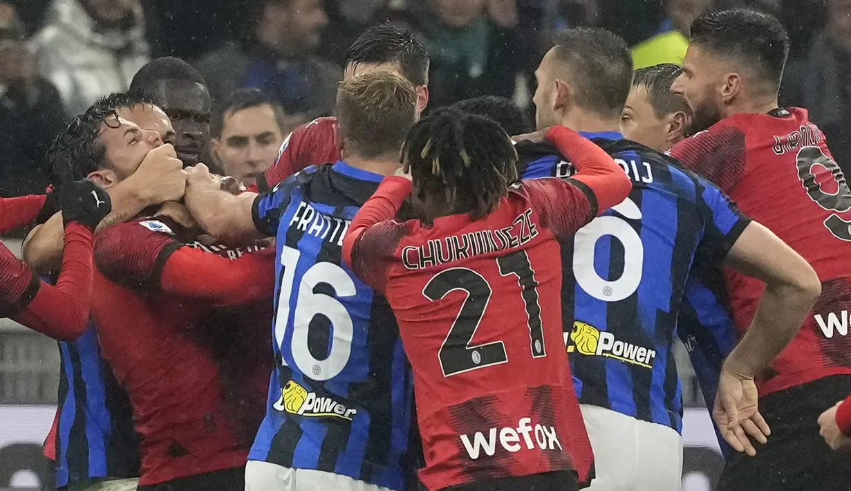 Para pemain AC Milan dan Inter Milan berusaha melerai baku hantam antara Theo Hernandez dan Denzel Dumfries yang akhirnya diganjar kartu merah pada laga pekan ke-33 Serie A Liga Italia 2023/2024 di San Siro Stadium, Milan, Senin (22/4/2024). (AP Photo/Luca Bruno)