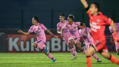 Persita Tangerang berhasil menghentikan rekor empat kali kemenangan beruntun Arema FC pada pekan kesembilan BRI Liga 1 2021/2022 yang berlangsung di Stadion Sultan Agung, Bantul, Rabu (27/10/2021). Gol penyeimbang pertandingan diciptakan oleh Moh. Edo Febriansyah. (Bola.com/Bagaskara Lazuardi)