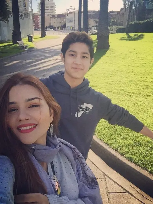 Perbedaan usia yang tak jauh juga sempat membuat orang salah kira. Mereka yang berhubungan ibu-anak sambung dikira pacaran. (Sumber: Instagram/@nourahsheivirah)