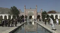 Umat Muslim meninggalkan masjid usai sholat Idul Fitri di Kabul, Afghanistan, Kamis (13/5/2021). Umat muslim seluruh dunia merayakan Hari Raya Idul Fitri yang sekaligus menandai berakhirnya bulan suci Ramadhan. (AP Photo/Rahmat Gul)
