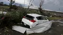 Sebuah mobil tampak rusak akibat dihantam badai tornado yang langka di Kurnell pinggir Sydney, Rabu (16/12). Badai dengan hujan es disertai angin berkekuatan sampai 200 km per jam melanda kawasan tersebut. (REUTERS/Jason Reed)