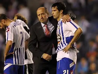 Pelatih Deportivo La Coruna Miguel Angel Lotina (tengah) menenangkan para pemainnya usai dikalahkan Valencia 0-2 di Estadio Riazor, 21 Mei 2011, yang membuat Deportivo terdegradasi dari La Liga. AFP PHOTO/MIGUEL RIOPA